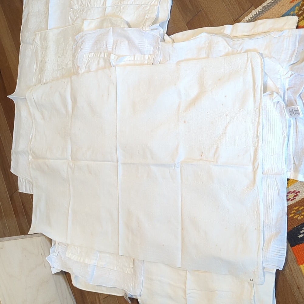 Lot Of 27 White Table Linens And Other White Fabrics - Picture 8 of 12